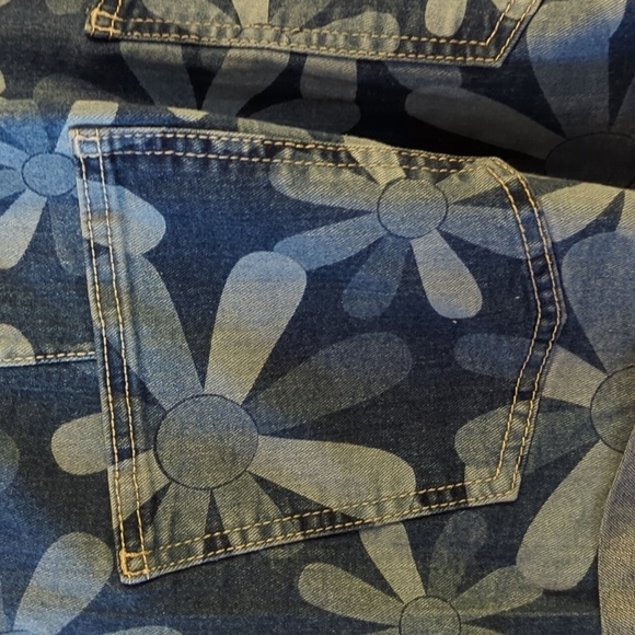 NoBo Daisy print medium weight denim short overalls - Picture 9 of 11